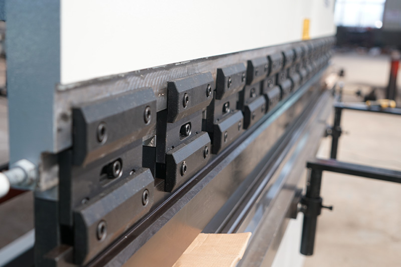 Economical Twisted Axis CNC Press Brake Machine with E21 Control System